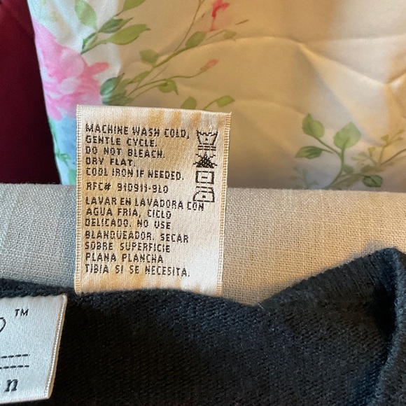 Chic Women's Cardigan - Black, Red, Gold Stripes - Picture 7 of 7